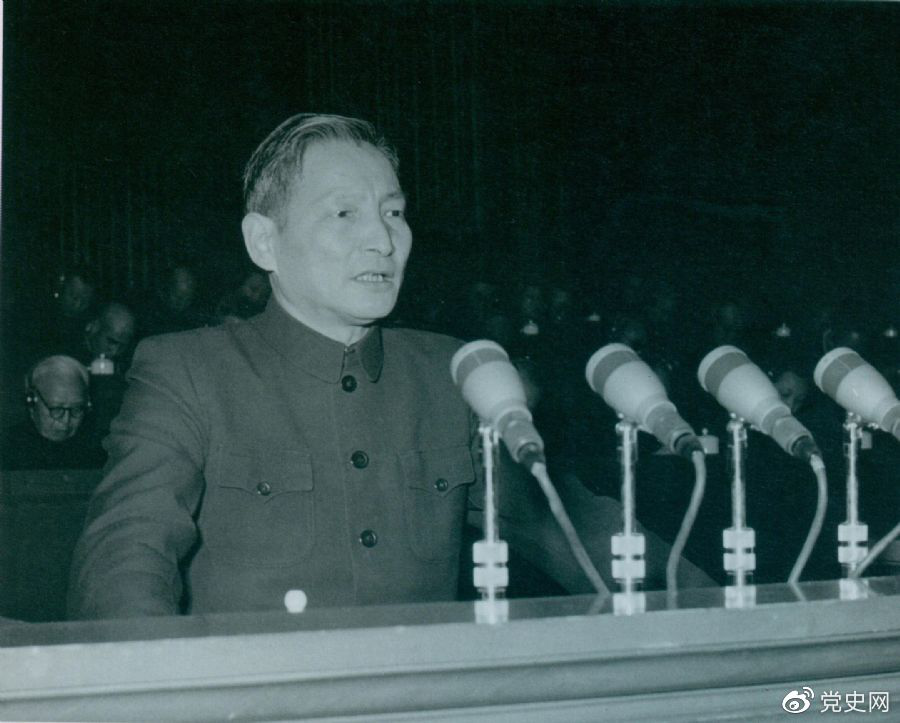 1956年12月，陳云在中華工商業(yè)聯(lián)合會(huì)第二屆會(huì)員代表大會(huì)上作報(bào)告。