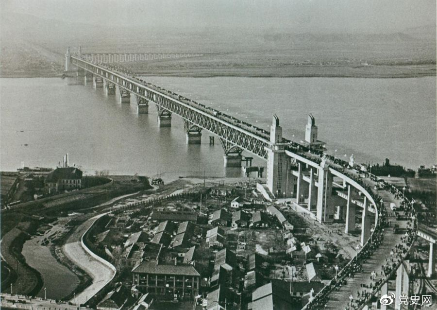 1968年12月29日， 南京長江大橋全面建成通車。這是當時中國自行設計建造的最大的鐵路、公路兩用橋。