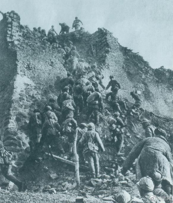 1948年12月，人民解放軍向新保安守敵發(fā)起攻擊。這是解放軍戰(zhàn)士登上新保安城頭。 